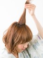 前髪は残して、後ろの方の毛束をとる