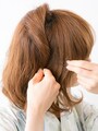 ねじった毛束をアメピンで留める