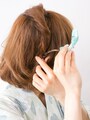 アメピンを隠しながらヘアアクセを留める