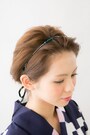 えり足からのぞく、カチュームの結び目もポイント