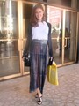 Tシャツ＆ロングカーデに太ベルトでメリハリ
