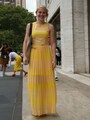 詰まった首もと＆細ベルトでウエスト位置が高く見える
