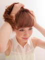 耳と耳をつなぐ高い位置までかきあげる
