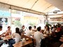 イートインコーナーは約30席。いつも混雑している (c) Miyuki Kume
