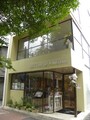 ガラス張りの建物がおしゃれなプラチナ通り沿いの「レトルダムール グランメゾン白金」