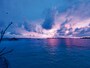 夕暮れ時、空は紫のグラデーションで彩られる。宇宙の広さと地球の偉大さ、人間の小ささを思い知って驚くこともたまには必要
