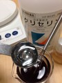ビーカーに、ローション材料を入れたら優しくかき混ぜます