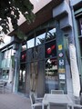 夜は多くの客で賑わう