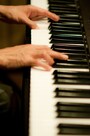 手と鍵盤の写真