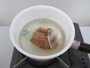 片手鍋に水と玉ねぎ