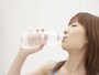 ダイエット中に水を摂取する女性
