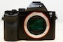 α7本体。約2430万画素の35mmフルサイズ"Exmor"CMOSセンサーを搭載。