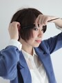 顔周りの残す髪を分けます。