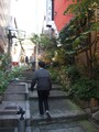 坂をあがると神楽坂通りに出る