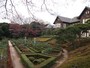 紅葉はこの斜面の下に日本庭園がある