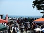 「長谷の市」でにぎわう長谷寺境内。由比ヶ浜の海が間近に見える