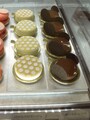  「オクシタニアル 東京本店」の「バジルフロマージュ」（左）と「タルトショコラ」（右）（各441円）