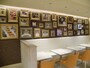 「オクシタニアル 東京本店」カフェスペースの壁には、ステファン・トレアン氏の写真が多数飾られている。