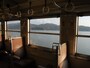 万石浦に沿って走る車内から