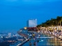 プールは夜になるとライトアップされ、夜景を見ながら泳ぐことが出来る