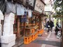 床几がないのでお殿様は醤油樽に座って飲む
