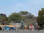 熊本城をバックにした清正公の像