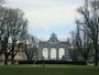 広大な公園の中に建つ