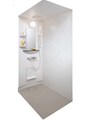 戸建て住宅にもぴったりと納まるサイズ、機能で選べるシャワーヘッド、磨いた石のような表情を持つ壁面パネルなど、充実の装備。 [シャワ―ユニット]　LIXIL 　http://www.lixil.co.jp/えることですが