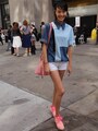 鮮やか色のスニーカーをアクセントに