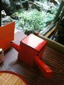 落ち着いた照明の店内の中で明るい庭そばの席