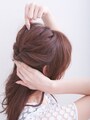指を大きく開いてつまむ