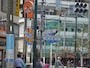目の前の明治通りを出口を背にして左に歩く
