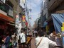 地元の買い物客もいれば観光客もいる
