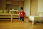 よちよち歩きの子どもとフローリング