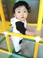つかまり立ちをはじめた子どもとカーペット