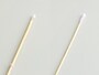 （左）薄めに巻いたコットンスティック、（右）厚めに巻いたコットンスティック