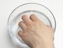 甘皮・ルーズスキンのお手入れ方法2：指先をお湯につけて甘皮を柔らかくする
