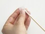 コットンスティックの作り方2：スティックにコットンをくるくると巻きつけて指で押さえる