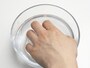 甘皮・ルーズスキンのお手入れ方法2：指先をお湯につけて甘皮を柔らかくする