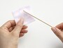 コットンスティックの作り方1：ウッドスティックでコットンをすくい上げる