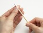 コットンスティックの作り方2：スティックにコットンをくるくると巻きつけて指で押さえる