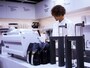 青山店のカウンターもパリ店と同様、真っ白なタイル貼り。