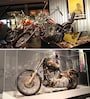 ［上］映画『イージーライダー』のキャプテンアメリカ号 ［下］東日本大震災でカナダに漂着したハーレー