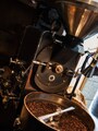 コーヒー豆はポールバセット新宿店で焙煎されています。