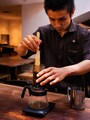 サイフォン用のヘラで撹拌する佐々木バリスタ。ポールバセットのバリスタ2人が独自に加えたプロセスです。