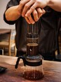 スローモーションのようにブランジャーを押し下げていく佐々木バリスタ。