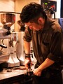 タンピングはコーヒー粉をポルターフィルターに入れ、タンパーで押し固める作業。腕で何キロの圧力をかけるかをコントロール。