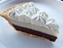 プリン状のチョコレートクリーム、ハウピア、ホイップクリームがのったテッズ・ベーカリーのチョコレート・ハウピア・クリームパイ（3.35ドル）