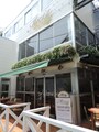 テラス席もある3階建て「モエナカフェ」の店舗外観