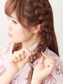 編み終わりをゴムで結んで、毛束をほぐす